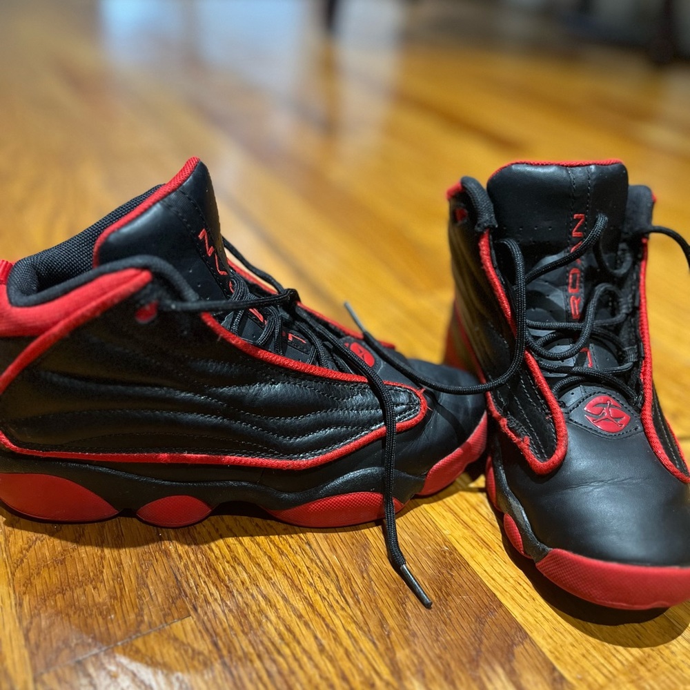 GOOD CONDITION KIDS JORDAN SNEAKERS SIZE 3